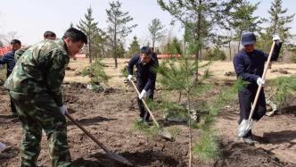 國家林草局黨組成員、副局長彭小國在興隆林區參加“森工植樹日”活動