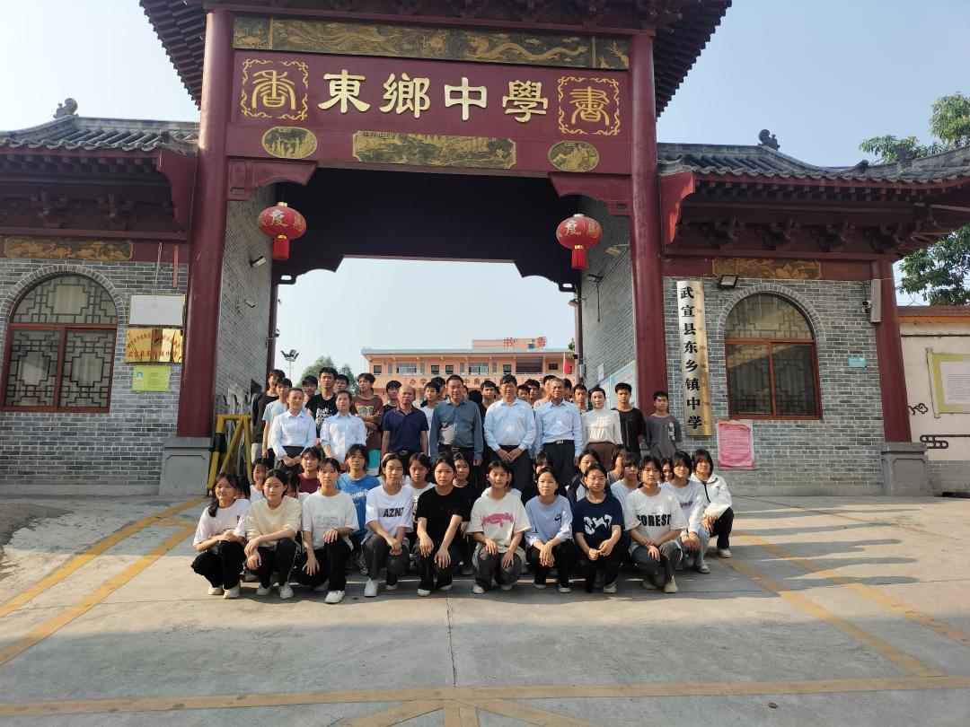 武宣县首个文学创作示范基地在东乡中学挂牌成立_澎湃号·政务_澎湃