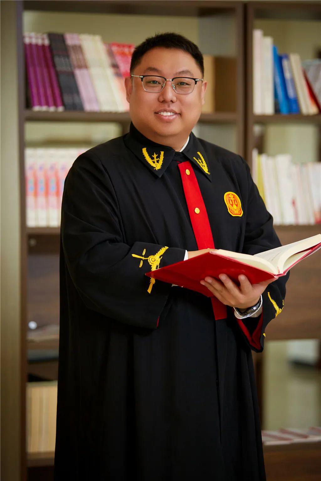 【法官风采·正义力量】法不阿贵绳曲直 初心为鉴书新篇