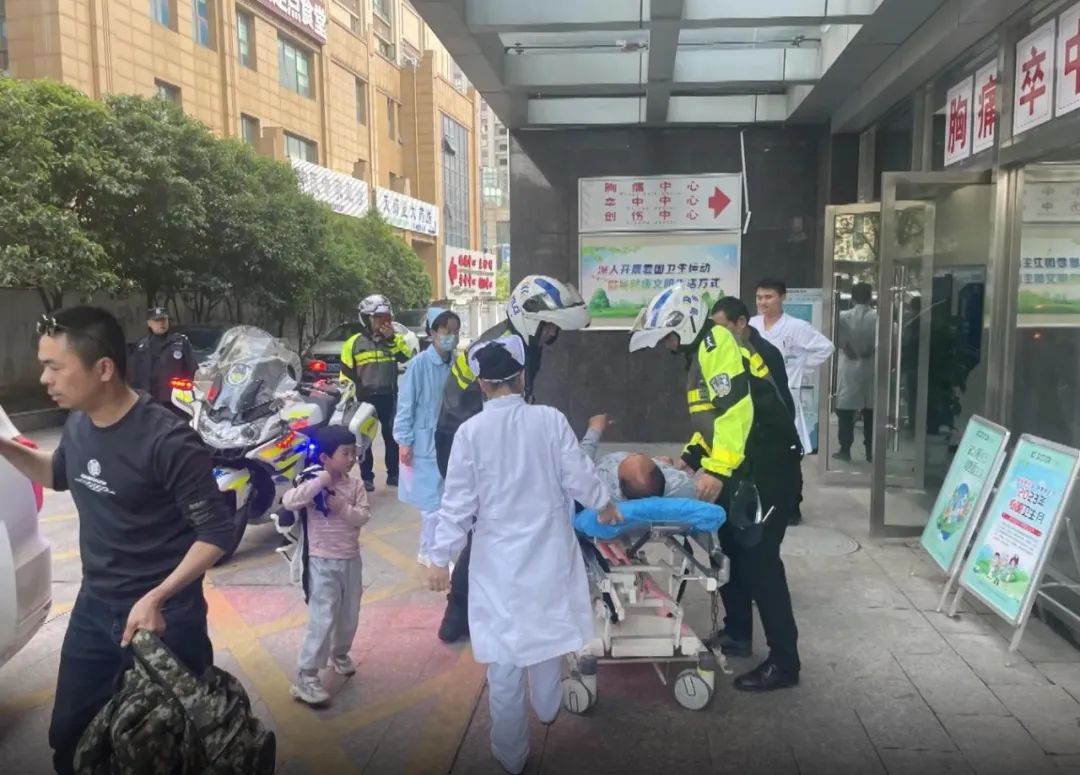 太帅！鹰潭交警上演“生死时速”！_澎湃号·政务_澎湃新闻-The Paper