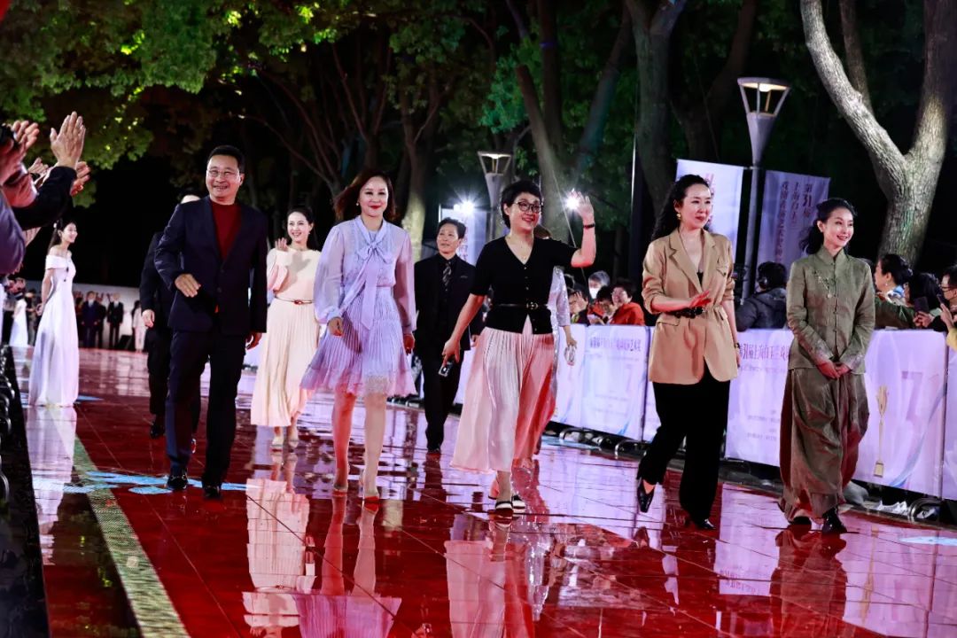 数字红毯星光璀璨,多图再现第31届上海白玉兰戏剧表演艺术奖红毯仪式盛况_澎湃号·政务_澎湃新闻-The Paper