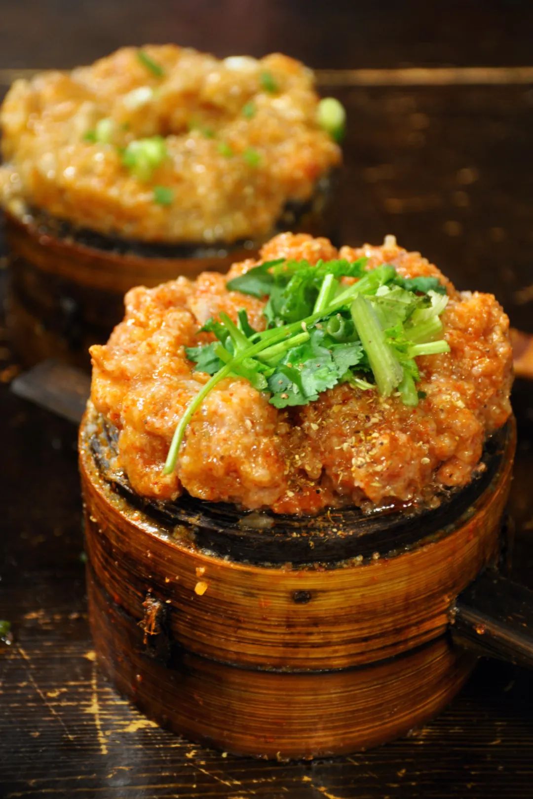 格格,就是竹蒸笼,巴掌大小,里面垫点芋头,土豆或者红苕,码上羊肉,肥肠