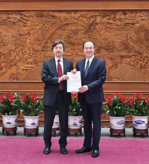 外交部礼宾司司长洪磊接受圣马力诺新任驻华大使(非常驻)递交国书副本