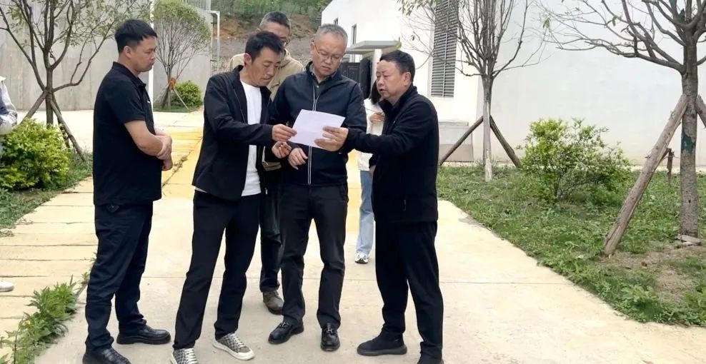 在县城污水处理厂三期项目现场,冯涛详细了解污水处理