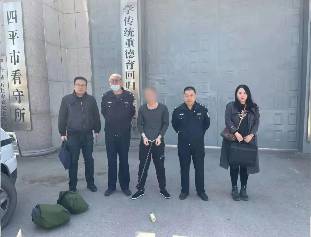 法警押解犯人图片