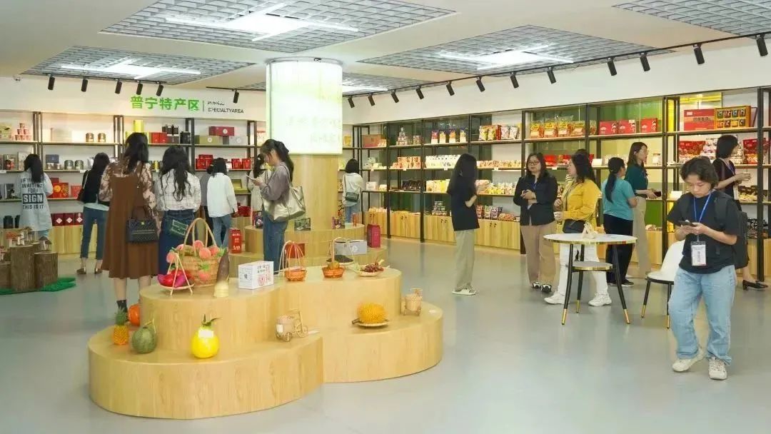 学员参观普宁市农村产品供应链展厅当电商直播成为趋势,妇女群众又应