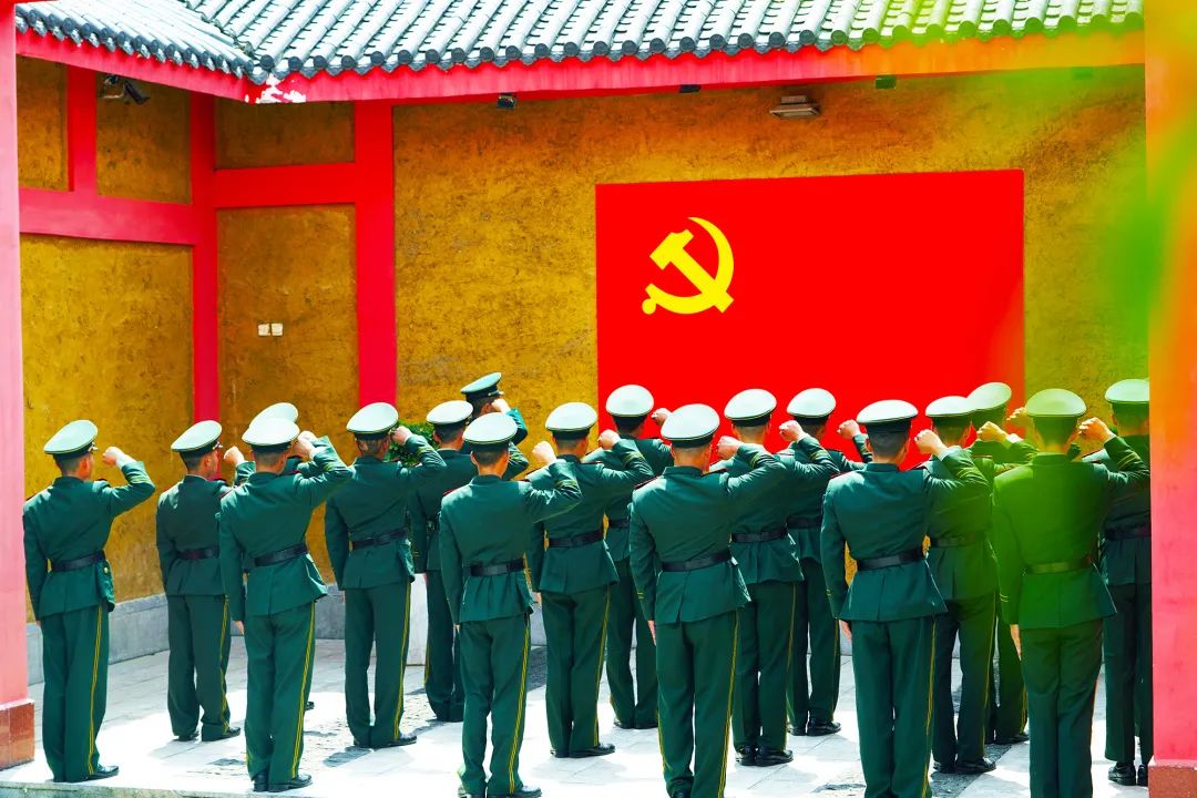 书香军营 | "沉浸式"教育在红军广场开讲