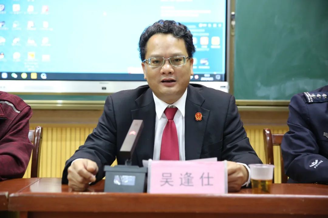 大洋镇中心小学校长莫森钦对该院干警的到来表示热烈欢迎,活动在吴逢