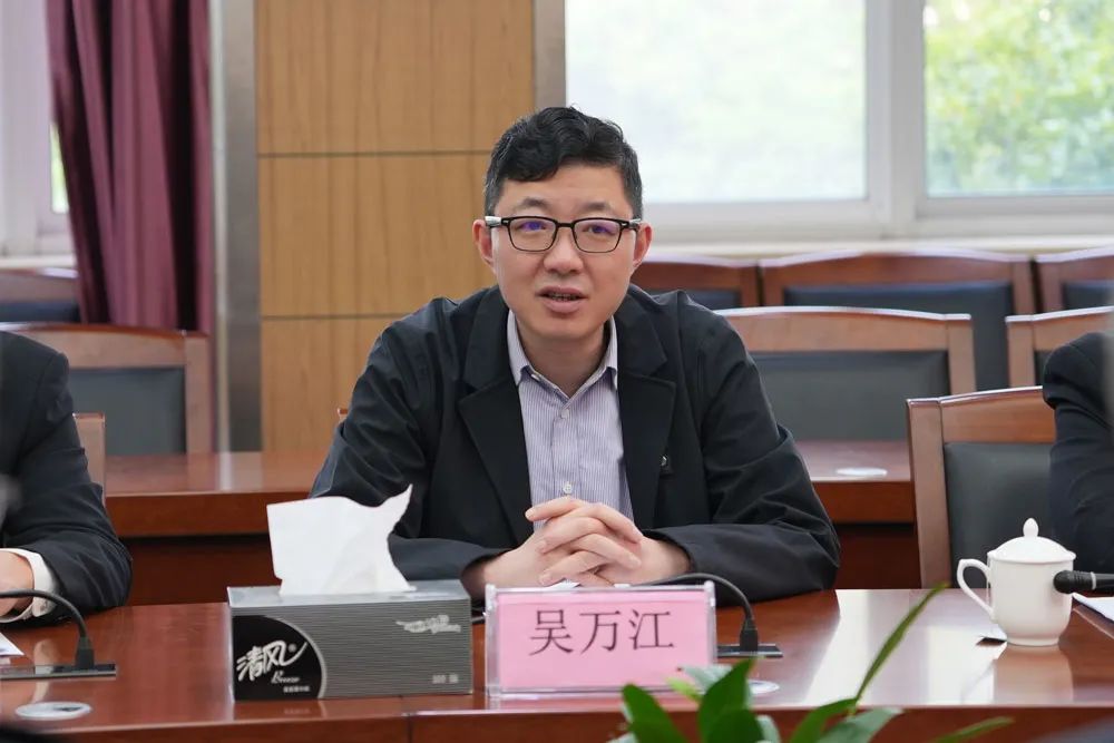 区法院党组书记,院长吴万江和新区一中党委书记王新民共同为"虎法少年