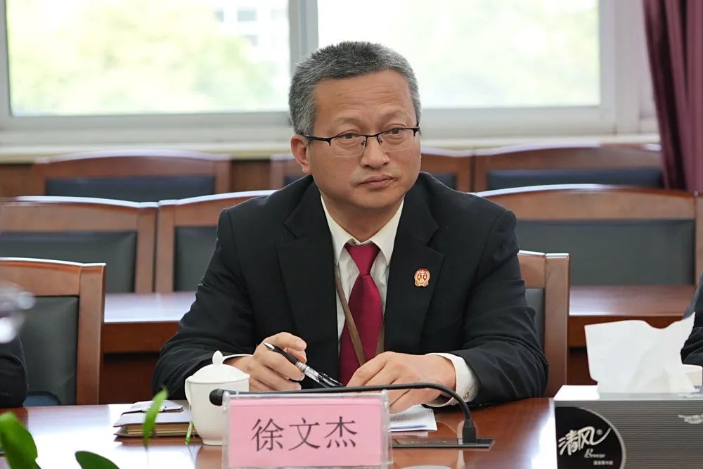 区法院党组书记,院长吴万江和新区一中党委书记王新民共同为"虎法少年