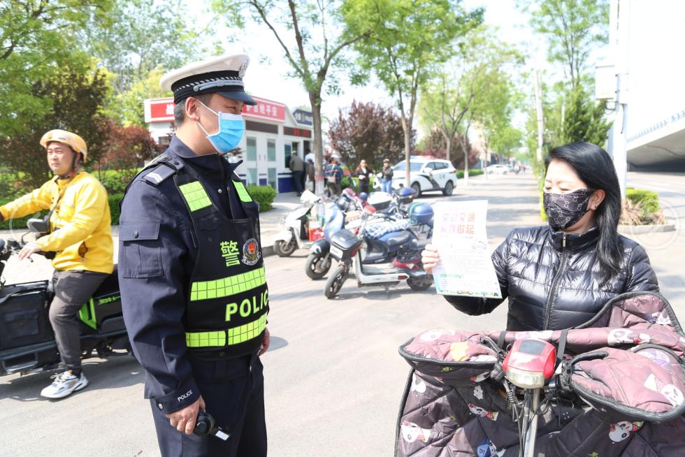 平遥县公安局交警大队展开五一交通秩序专项整治行动