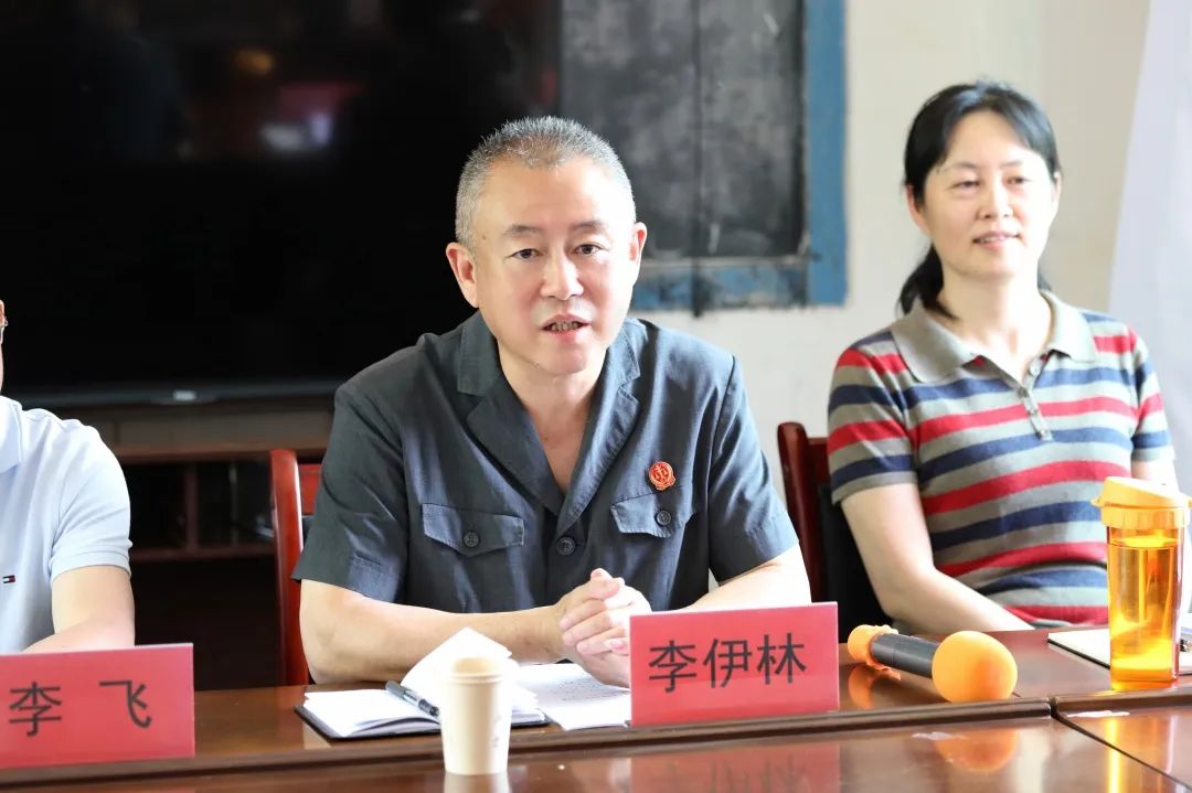 4月26日,应市总工会邀请,普洱市中级人民法院党组成员,副院长李伊林以