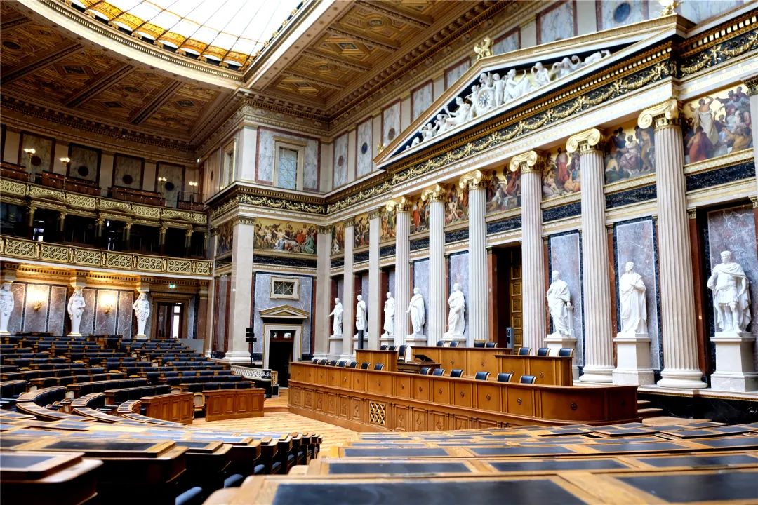 历史议会厅是奥匈帝国时期的原始议会厅,正前方10座古罗马智慧统治者