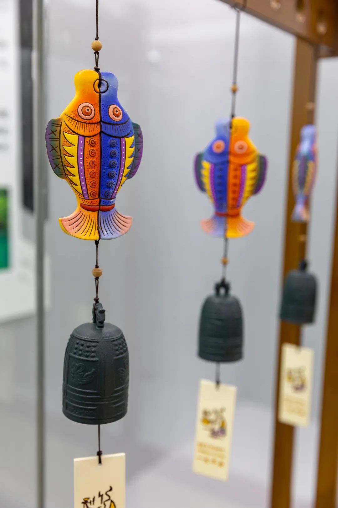 为期两个月,上海识默轩美术馆文创产品正在丽江古城周霖艺术馆展出