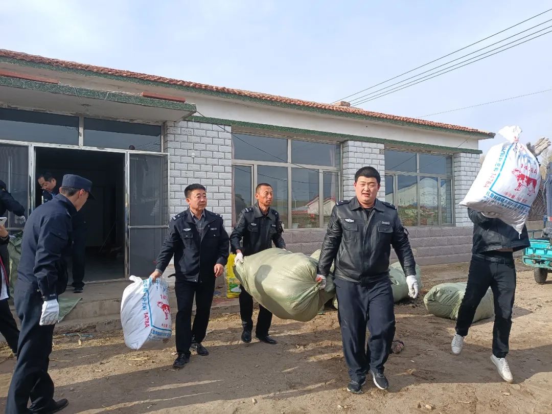 4月25日,扎鲁特旗人民法院30余名执行干警、5辆警车前往被执行人居住的鲁