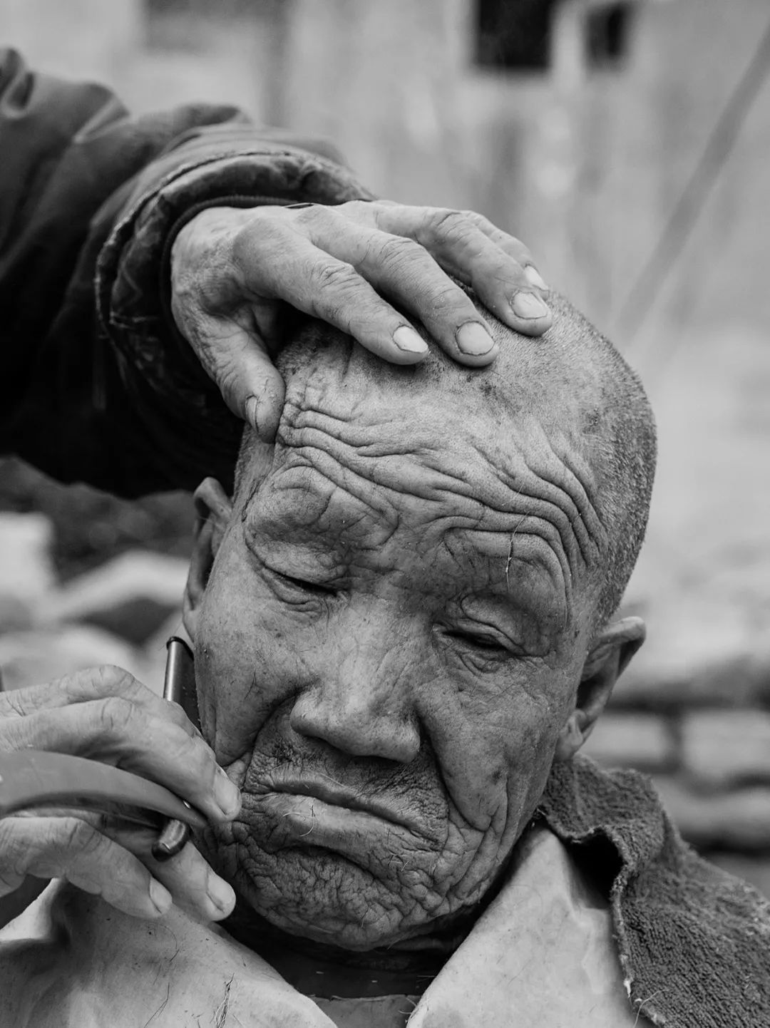 彭汝昌摄影作品赏析乡村剃头匠