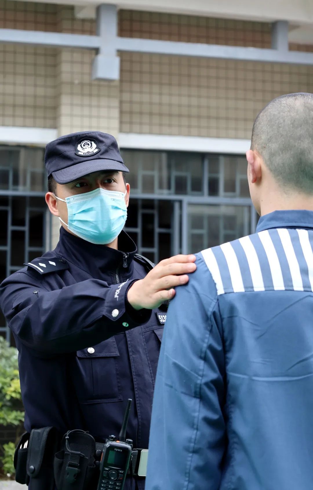 他们的坚守是关好每一道门,上好每一把锁,他们在楼宇间匆忙坚定的背影