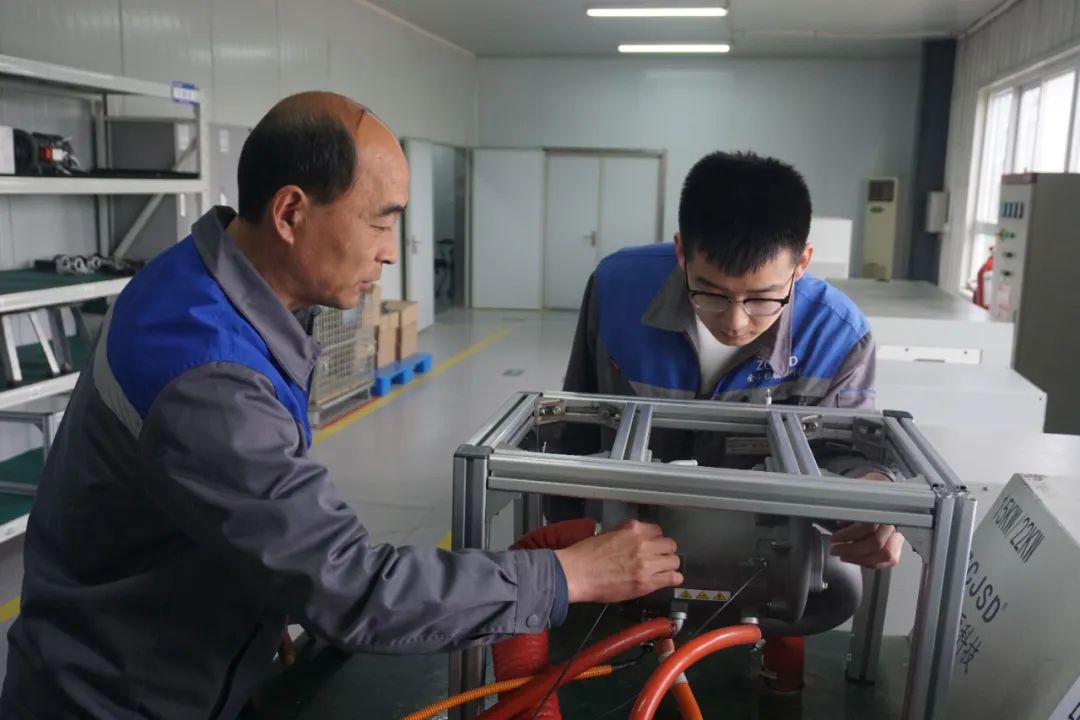 澳森钢铁集团有限公司炼钢厂一号转炉属钢铁冶炼生产一线单位,担负澳