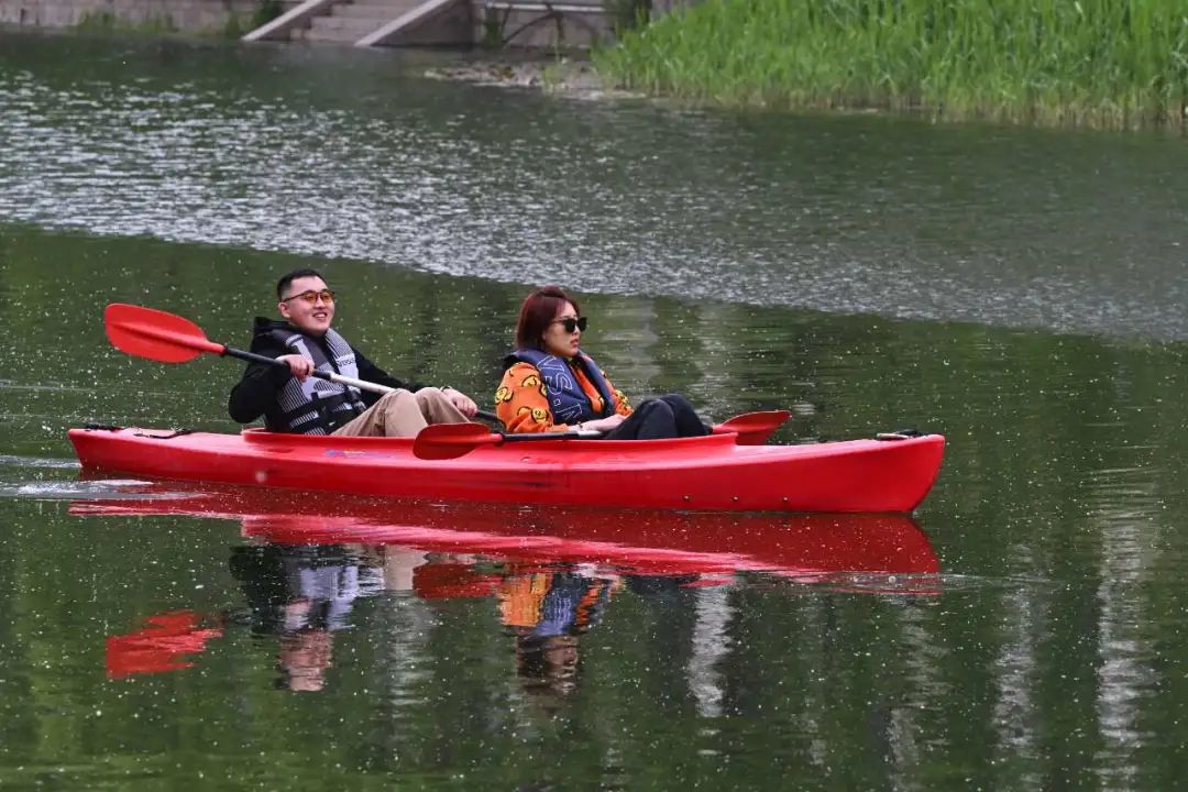 捞鱼河湿地公园划船图片