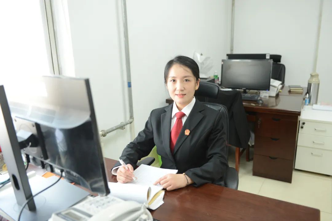 孟丽萍她自2010年进入法院以来,先后在法警队,办公室,立案庭任职.