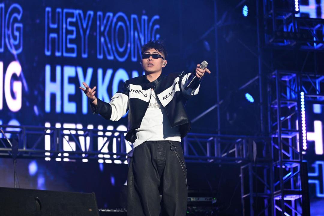 《隆里电丝》以复古disco的曲风刘聪,李承铉则以音乐为媒征服全场