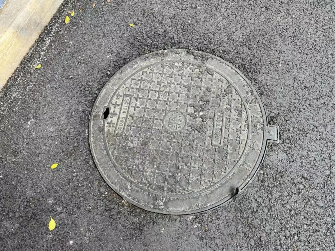 路边井盖"哐当"响不停,晶远社区:已静音!