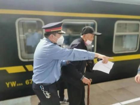 4月28日,k822次列车上,列车员吴珊珊主动帮助携带两名儿童出行的女士