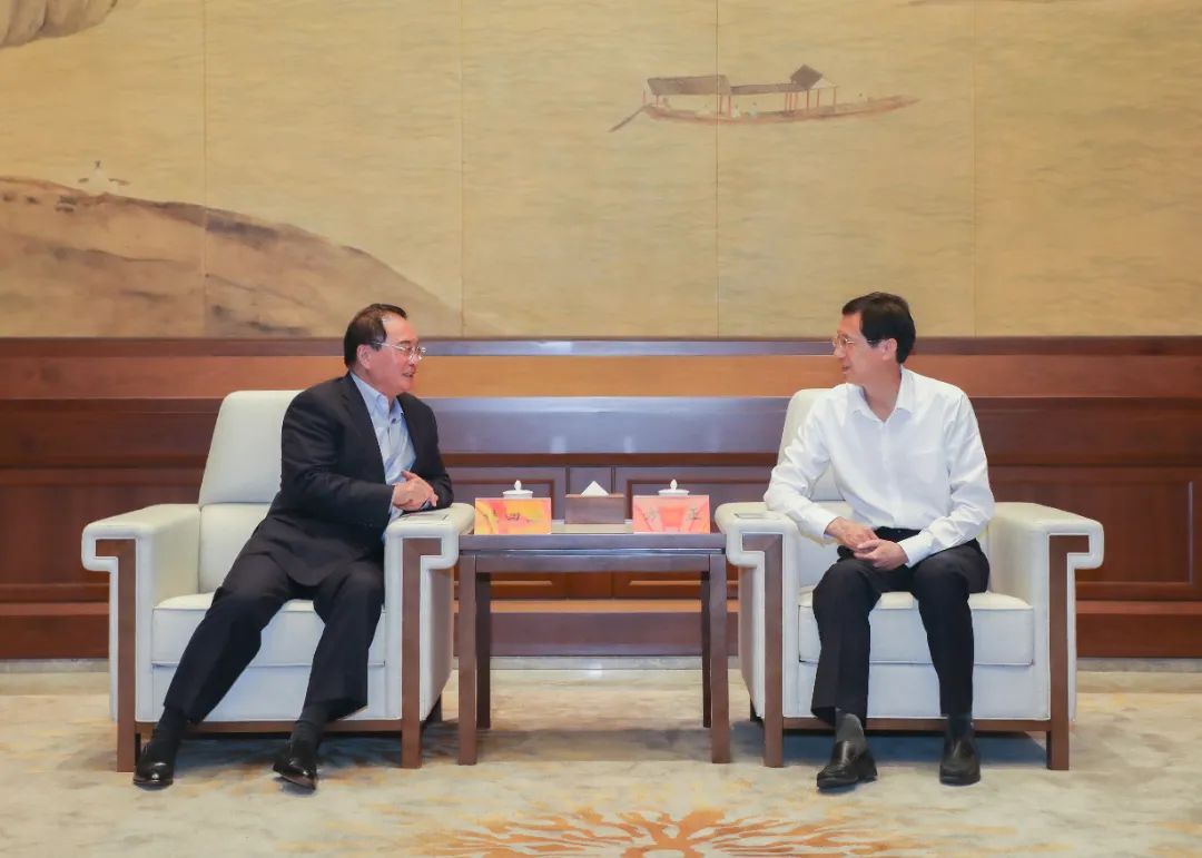 方正与香港远航集团桂四海一行举行工作会谈