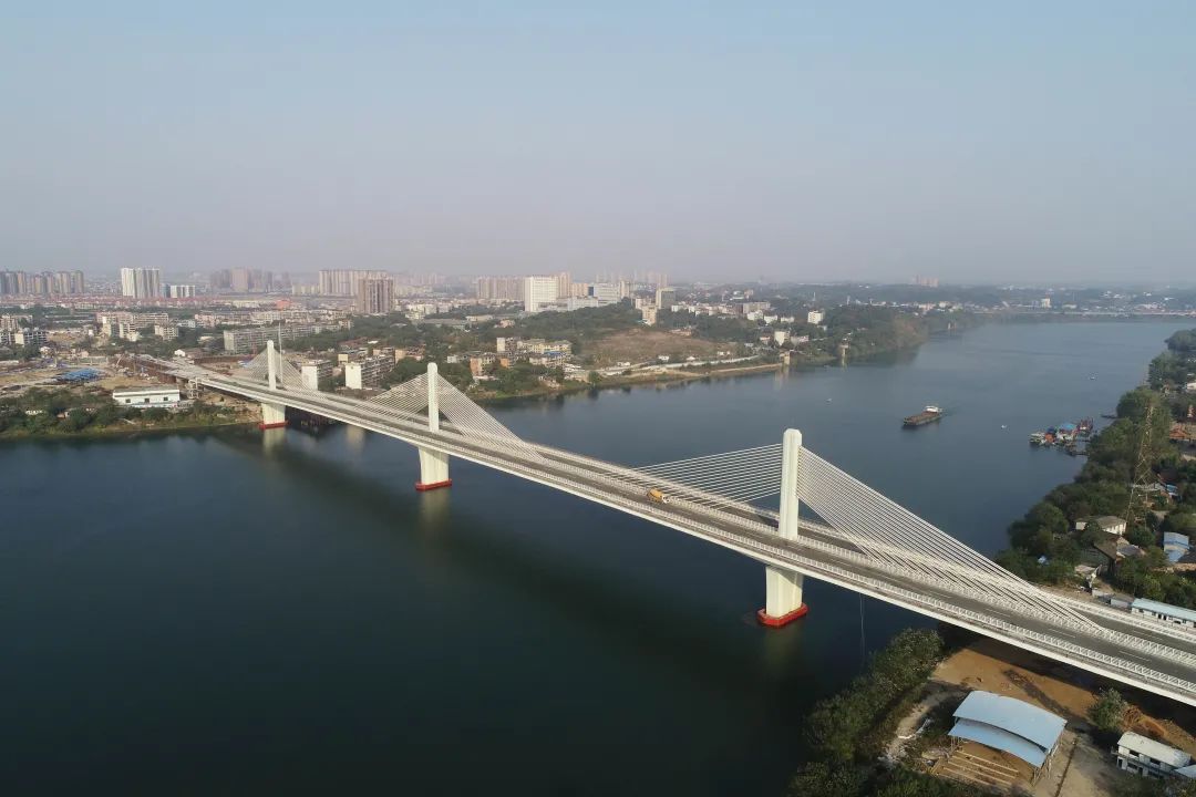 最宽的矮塔斜拉桥#中国用悬臂浇筑法施工单箱梁体@衡阳东洲湘江大桥