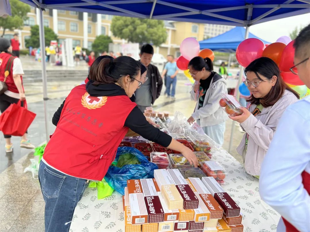 青春夜市、爱心义卖、乐队弹唱……这场活动引人驻足!_澎湃号·政务_澎湃新闻-The Paper