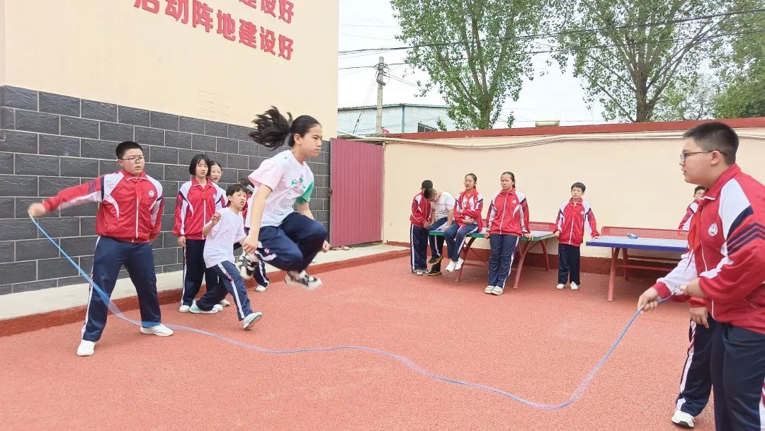 南关小学举办第十五届春季运动会