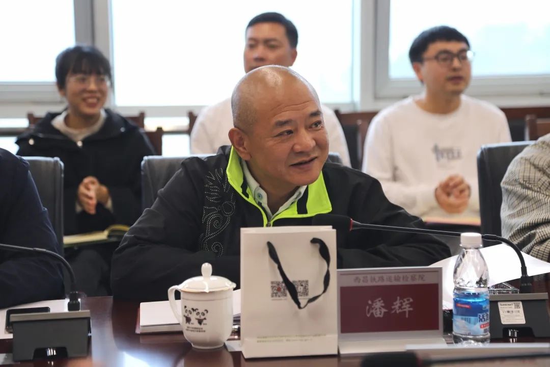 潘辉检察长表示西铁检察院必将在改革征程中奋勇前行,与成铁二院就各