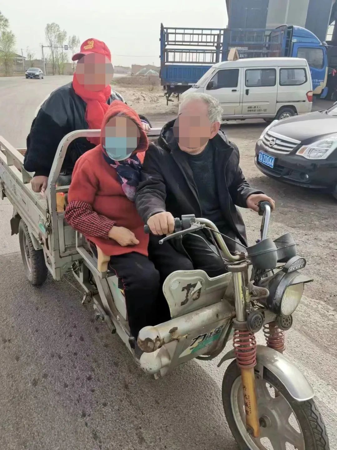 春季守护行动春耕农忙时节安全勿忘祁县公安交警严查三轮车违法载人
