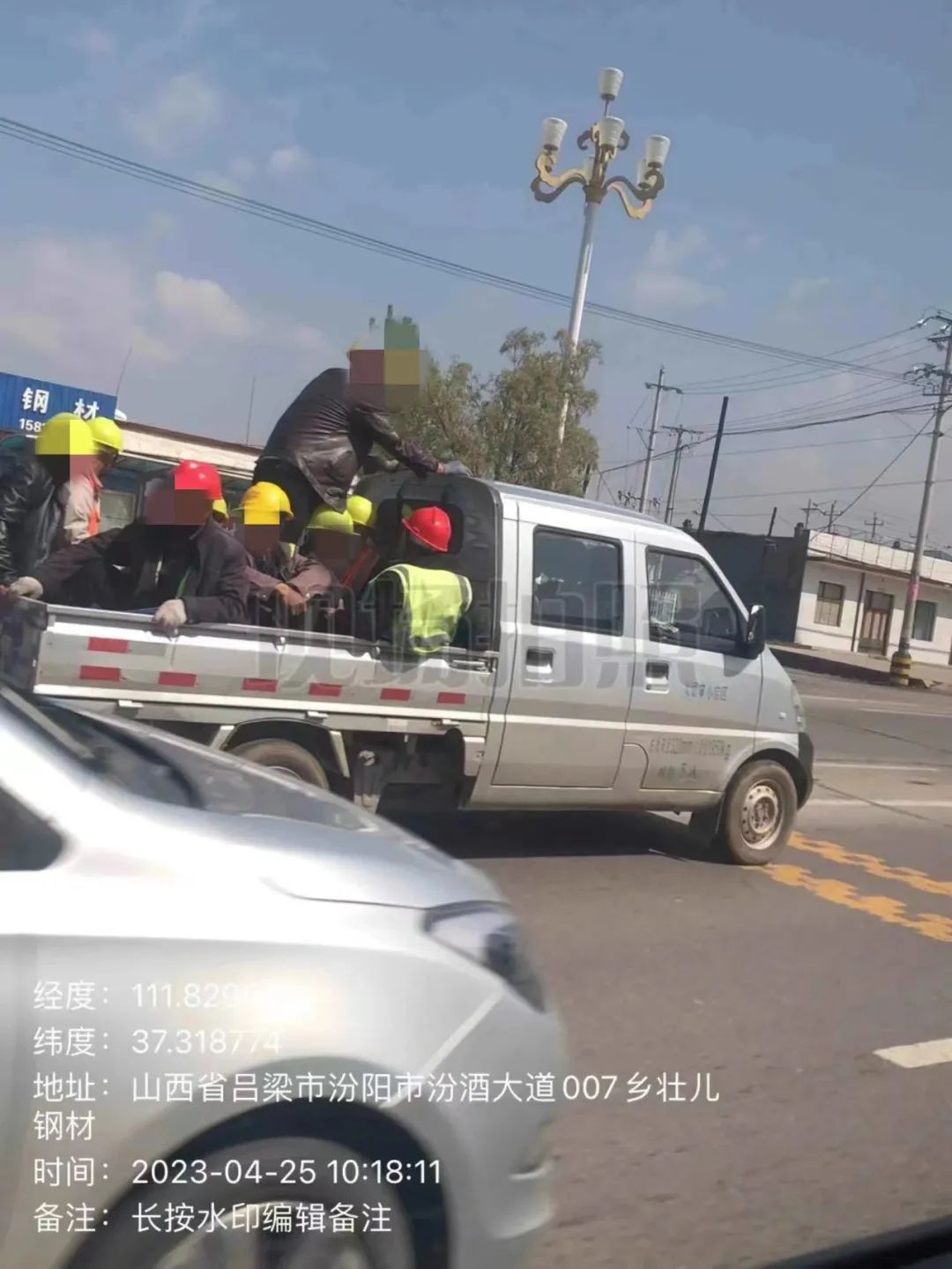 从远处看到一辆轻型栏板货车后车厢内人头攒动涉嫌违法载人