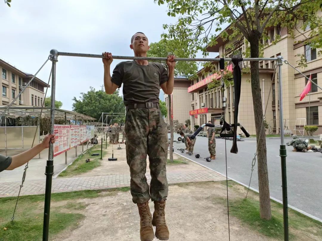 ▲林永贵积极参加训练▲李远鑫积极参加训练一起入伍的新兵战友们都知道