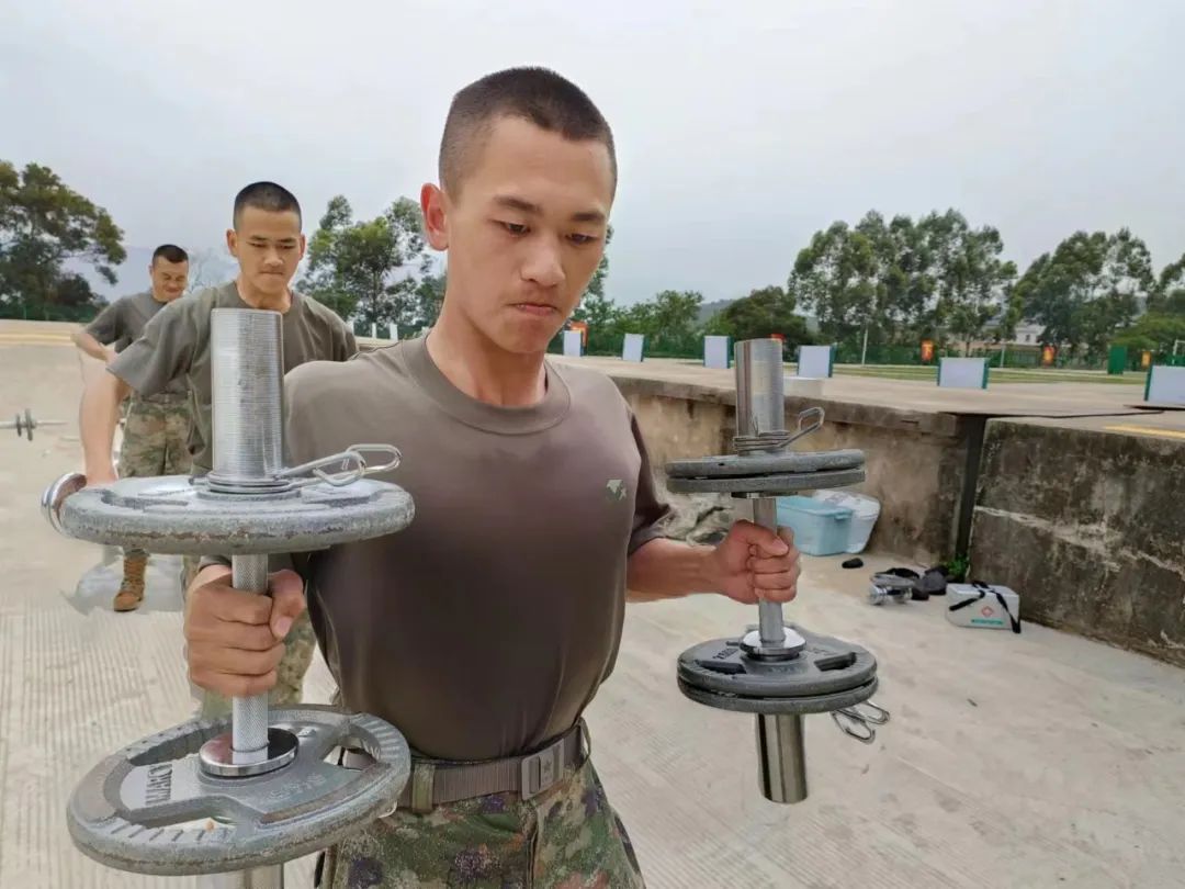 ▲林永贵积极参加训练▲李远鑫积极参加训练一起入伍的新兵战友们都知道