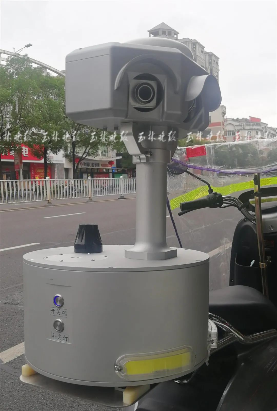 3个高清摄像头不同方位抓拍!