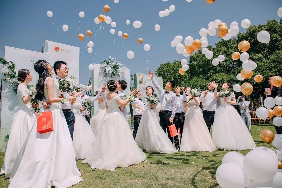 草坪集体婚礼图片