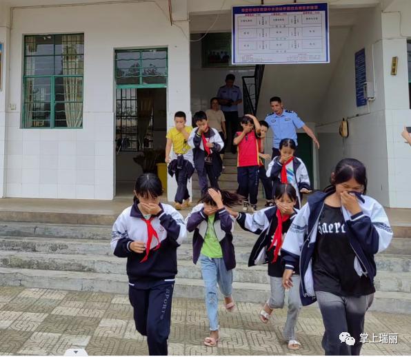 "随着急促的校园警报声响起,畹町芒棒小学内一场防灾演练拉开帷幕,在