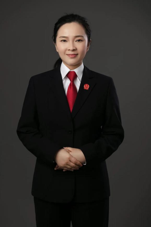 陶学兰,2014年进入张家港市人民法院,目前担任审管办法官助理,主要