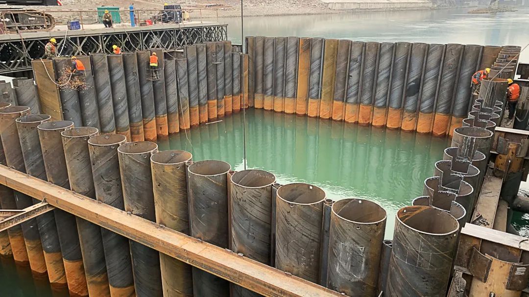 锁扣钢管桩围堰工法深水急流中架桥于嘉陵江上成绵苍巴高速公路嘉陵江