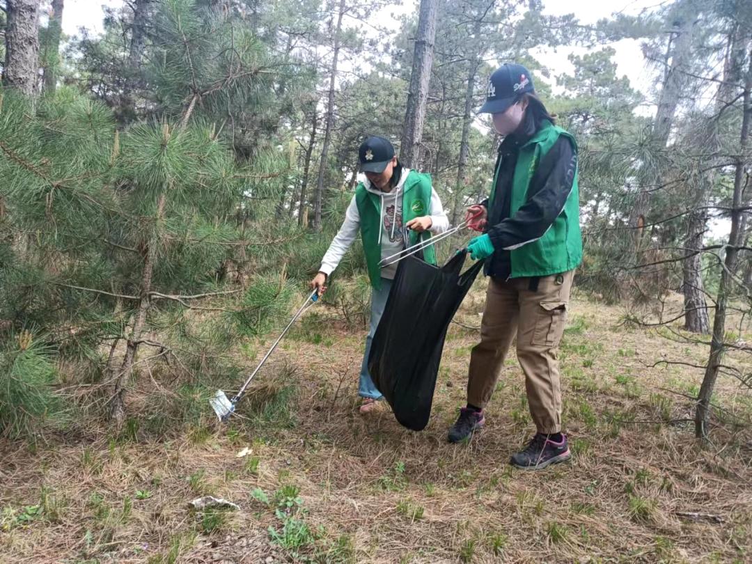 【文明实践志愿服务】周末进山捡垃圾,他们是正能量满满的"护绿志愿者