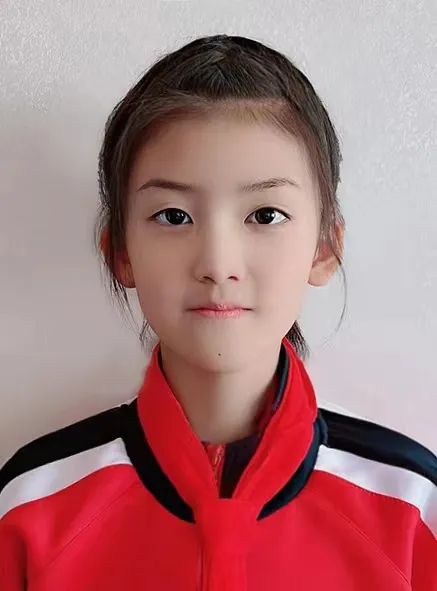 小学女生长发图片