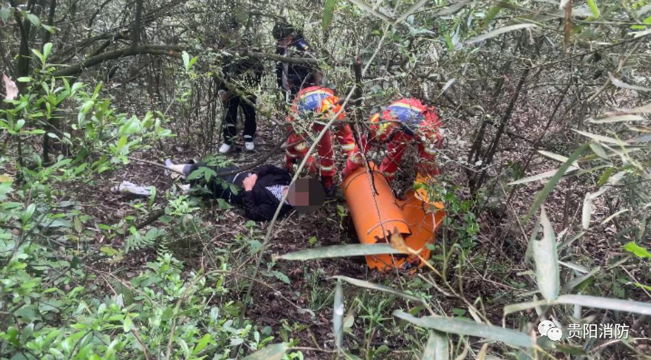 男子上山挖笋不慎骨折,消防徒步进山救援