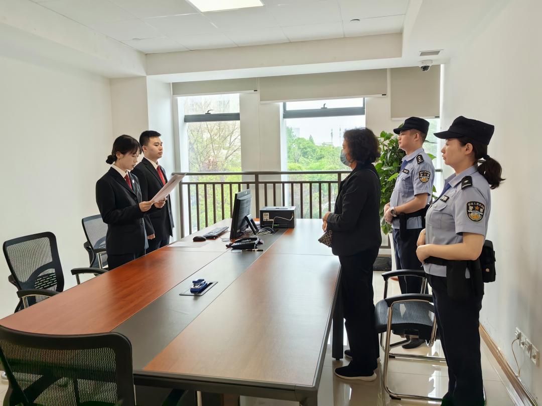 渝北法院在审理一起离婚后财产纠纷案件时，承办法官通过核对银行流水记