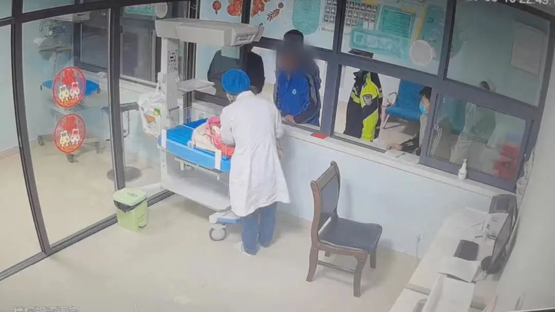 【头条】早产儿缺氧垂危!郴州交警为新生命“狂奔”开道_澎湃号·政务_澎湃新闻-The Paper