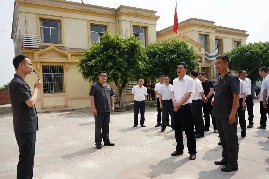 5月16日上午,自贡市人大常委会副主任官勇,吴兰,龚焕楷带领市人大监察