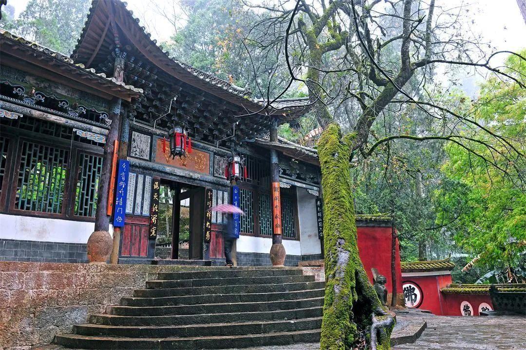 秀山历史悠远,至今已有两千多年的历史,拥有22町王庙,普光寺,玉皇阁