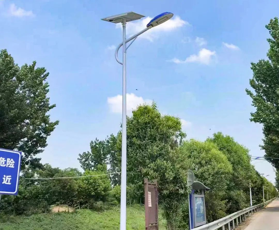 暖心!路灯照亮乡村路