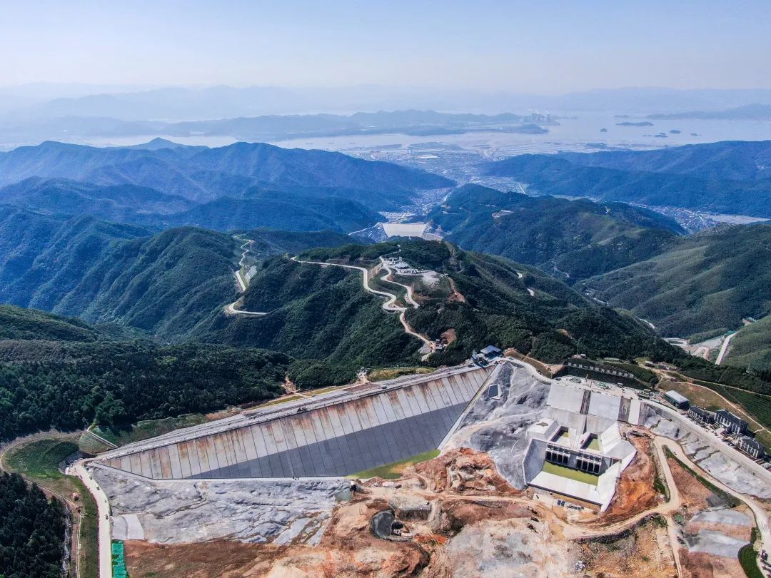 混凝土泵车运输设备穿梭其间项目施工现场走进浙江宁海抽水蓄能电站